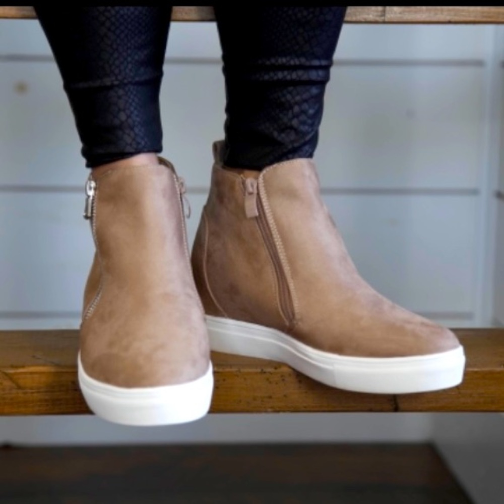 Sneaker wedged shoes
